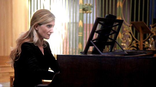 Die Pianistin Sofi Simeonidis verzauberte das Publikum mit ihrer durchgängigen Begleitung auf einem historischen Flügel von Séba