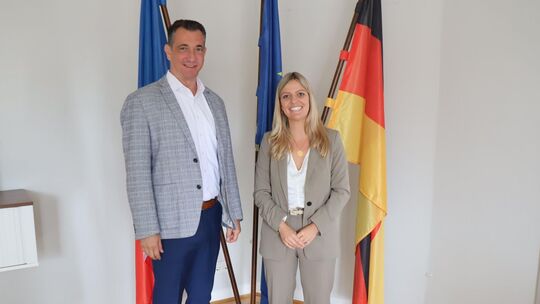 2023 begrüßte Oberbürgermeister Emanuel Letz Nathalie Herberger, heute Nathalie Herberger-Lamberty, in der Stadtverwaltung.