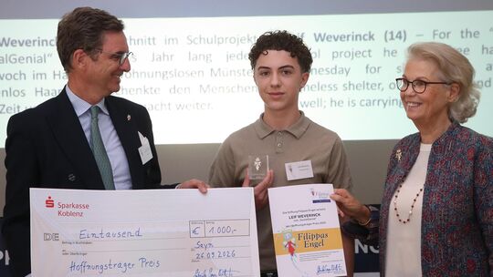 Der 14-jährige Leif Weverinck schneidet Wohnungslosen in Münster kostenlos die Haare. Fürstin Gabriela zu Sayn Wittgenstein und