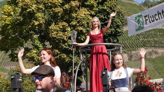 Höhepunkt des Festzuges: Weinkönigin Nadine und ihre Prinzessinnen Lara und Sarah.
