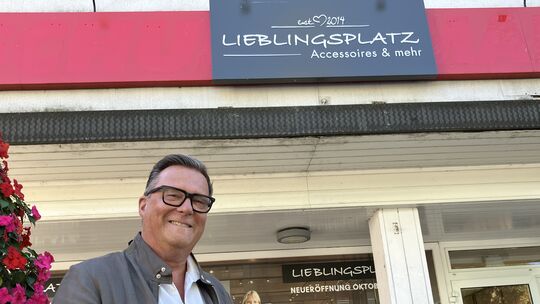 Thomas Kronefeld (59) Geschäftsführer von „Lieblingsplatz“ vor der neuen Filliale in Altenkirchen an der Wilhelmstraße 53.