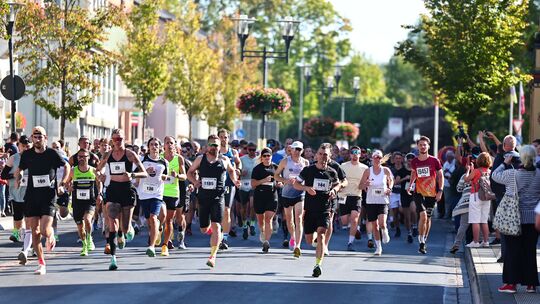Start über 10 Kilometer beim Diezer Stadtlauf: Hier hatte Marlon Schmitt von den „MeenzRunners“ freie Bahn.