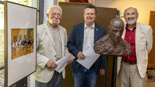 Der ehemalige Architekt Franz-Josef Hamm (links) überreichte als Jubiläumsgeschenk zahlreiche Kunstwerke wie Radierungen, Aquare Der ehemalige Architekt Franz-Josef Hamm (links) überreichte als Jubiläumsgeschenk zahlreiche Kunstwerke wie Radierungen, Aquare