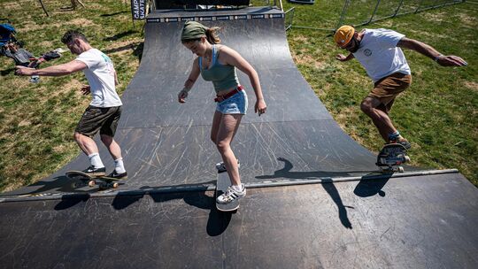 Wer mit dem Skateboard auf einer Minirampe unterwegs ist, der spürt schnell, wie die Fliehkraft wirkt. An der Freien Montessori-
