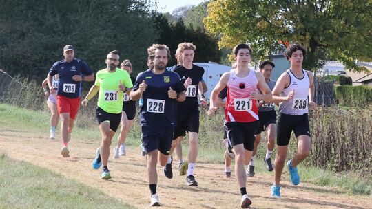Tim Fuhrmann vom TV Cochem (Nummer 221) siegte auf der Vier-Kilometer-Mittelstrecke beim erfolgreichen Ulmener Crosslauf-Comebac
