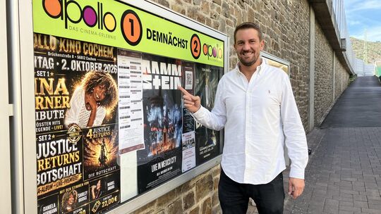 Im Schaukasten vor dem Apollo-Kino macht Geschäftsführer Max Bugdahn auf die anstehenden Events aufmerksam.