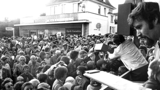 Ein Bild aus den Anfangszeiten der Langen Theke in Bad Marienberg: Die große Tombola war immer ein Publikumsmagnet.