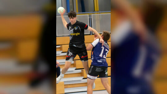 Es lief nicht rund für Jakob Krauß (in Ballbesitz) und seine HSG Nahe-Glan beim Gastspiel in Dudenhofen.