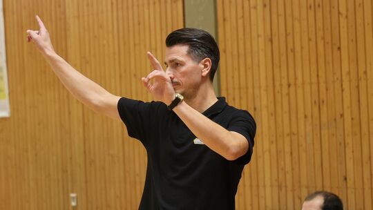 BBC-Trainer Marko Sutalo gibt seinen Spielern Anweisungen.