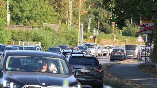 Wer derzeit morgens oder am späten Nachmittag rund um die B42 in Neuwied unterwegs ist, braucht vor allem eines: Geduld.