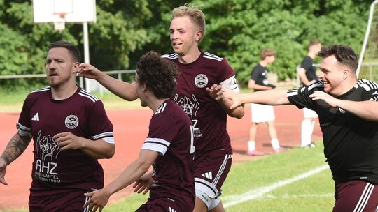 In seinem letzten Spiel für den FC Schmittweiler feierte Christian Rech (mit Kapitänsbinde) in Mehlingen den Klassenverbleib. Nu In seinem letzten Spiel für den FC Schmittweiler feierte Christian Rech (mit Kapitänsbinde) in Mehlingen den Klassenverbleib. Nu