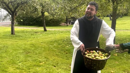 Pater Augustinus musste sich kurzfristig als Fotomodell zur Verfügung stellen.