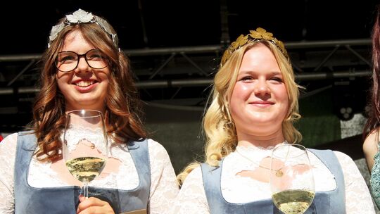 Die neue Weinkönigin Lia (rechts) und Prinzessin Romy wollen mit Herz und Schwung die Weinstadt Koblenz repräsentieren.