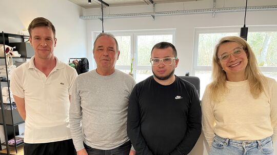 Der Ukrainer Myroslaw Kiiak (Zweiter von rechts) hofft mit seinen Unterstützern Sebastian Trost (von links), Theo Speier und Ann