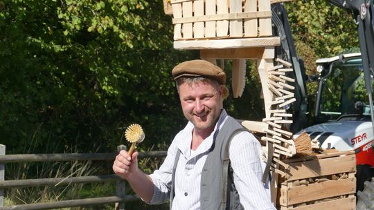 Der Hausierer der Wildenburger Landplagen bot sogar Zahnbürsten und Holzklammern an.