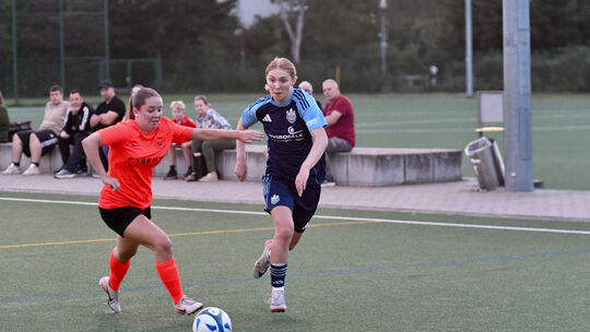 Emilia Hartmann (rechts, im Laufduell mit Lilli Dietrich) brachte 
den 1. FFC Montabaur beim Pokalspiel am Wirt kurz vor der Pa