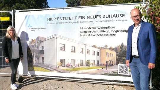 Projektleiterin Sabrina Wagner und Manuel Quint, Direktor Teilhabedienste bei den Barmherzigen Brüdern, zeigen, wie das gerontop