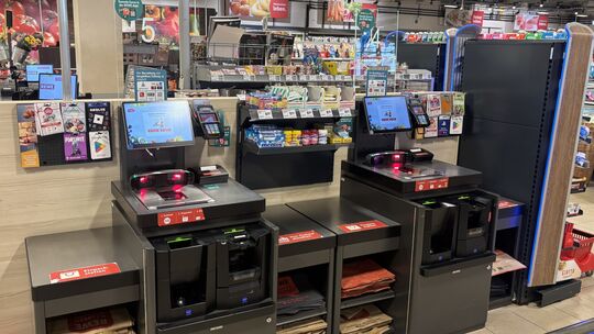 An zwei der Selbstbedienungskassen im Rewe-Markt Heiko Onusseit lässt sich auch bequem mit Bargeld zahlen.
