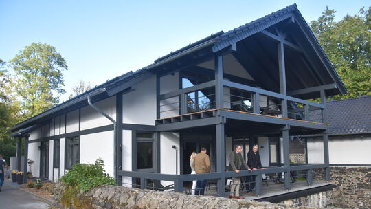 Die Gäste schauen sich das neue Hofhaus genau an, gingen auch mal auf die Terrasse und genossen den freien Blick in die Natur.