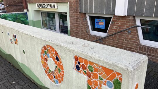 Das Jugendzentrum OT (Offene Tür) in Wissen wird betrieben von der Katholischen Jugendagentur Bonn; das gleiche gilt für die Ste