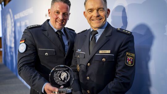 Polizeihauptkommissar Volker Pusch (links) ist mit dem Peacekeeper Award des Bundesinnenministeriums ausgezeichnet worden. Rückh