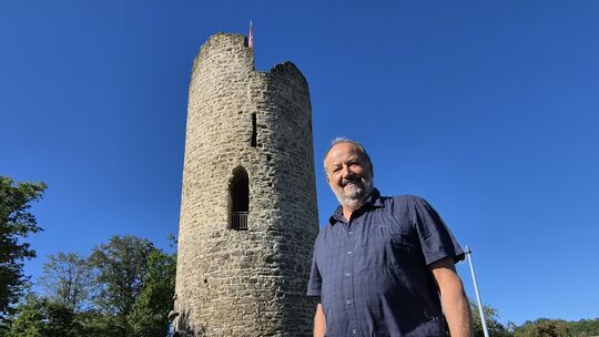 Ortsbürgermeister Dieter Reifenhäuser steht vor der Burg Lahr. Erstmals soll diese nun für die Öffentlichkeit zugänglich gemacht