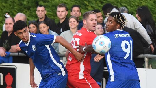Die Zuschauer werden am Mittwoch genau hinschauen, wie sich der Hüffelsheimer Christian Hahn (rotes Trikot) im Verbandspokal-Ach