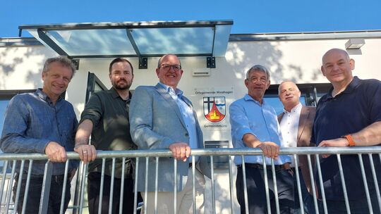 Windhagens Ortsbürgermeister Hans Dieter Geiger (3. von links) begrüßte zur Eröffnungsfeier des neuen Gemeindezentrums Jochen Gr Windhagens Ortsbürgermeister Hans Dieter Geiger (3. von links) begrüßte zur Eröffnungsfeier des neuen Gemeindezentrums Jochen Gr
