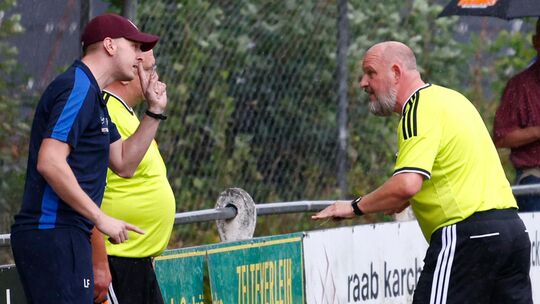 Stets engagiert an der Seitenlinie: Lars Flommersfeld (links), der Trainer der SG Soonwald. Am Mittwoch geht es zur SG Guldenbac