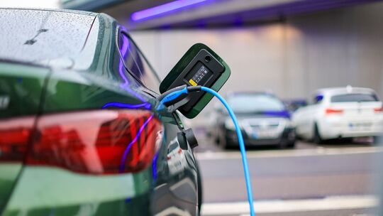 Elektroauto lädt an Ladesäule