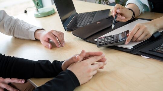 Ein Paar beim Finanz-Beratungsgespräch