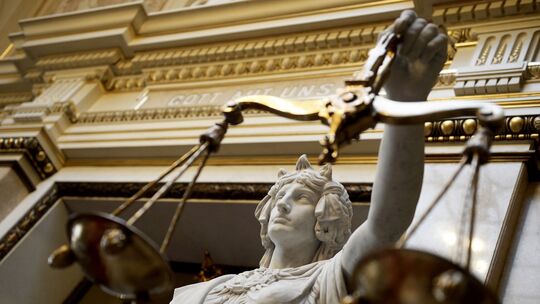 Eine Statue der römischen Göttin der Gerechtigkeit, Justitia