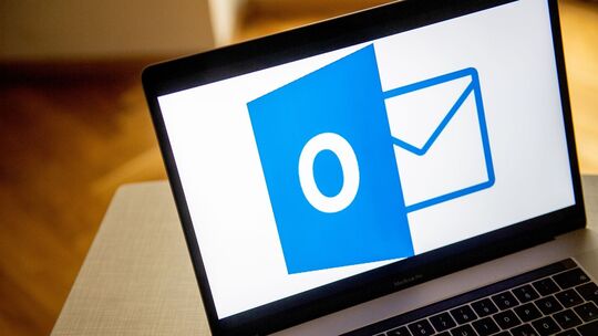 Ein Laptop mit dem Logo von Outlook Ein Laptop mit dem Logo von Outlook