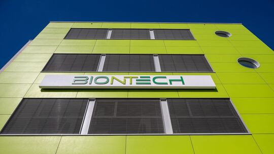 Das Logo des Biotechnologie-Unternehmens Biontech prangt an einem Gebäude am Standort Idar-Oberstein. Das wird Ende 2028 vorbei