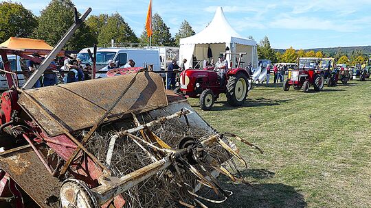 44 Traktoren der Marken Deutz, Güldner, Fendt, Lanz, Fahr, Kramer und Co. präsentierten sich dem Publikum beim Veitsrodter Herbs