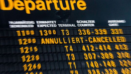 Annulliert-Cancelled steht auf einer Anzeigetafel am Flughafen Annulliert-Cancelled steht auf einer Anzeigetafel am Flughafen
