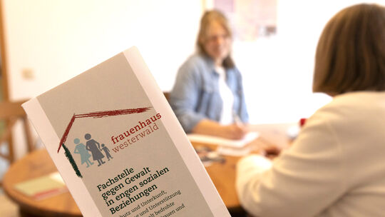 Das Frauenhaus ist ein Zufluchtsort für von Gewalt betroffene Frauen und ihre Kinder. Das Team hilft auch bei der Wohnungssuche,