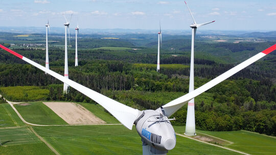 Der Ausbau der Windkraft soll in Rheinland-Pfalz die Energiewende vorantreiben. Doch Windräder – hier bei Beltheim (Rhein-Hunsrü Der Ausbau der Windkraft soll in Rheinland-Pfalz die Energiewende vorantreiben. Doch Windräder – hier bei Beltheim (Rhein-Hunsrü
