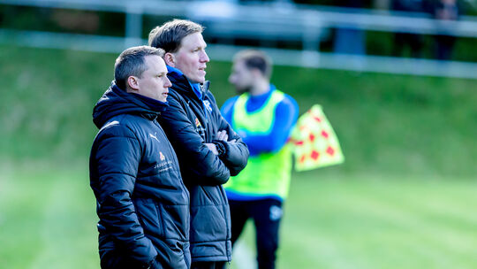 Fabio Schmitt (links) und Lukas Will vom FC Emmelshausen-Karbach III blicken dem vorgezogenen Heimspiel am Mittwoch (20 Uhr) in