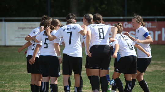 Freude über eine klare Sache: Die Fußballerinnen setzen sich bei Landesliga-Spitzenreiter 1. FC Nackenheim 4:1 durch und ziehen