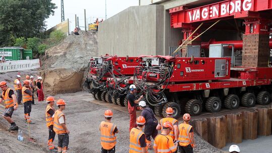 Millimeterarbeit an der B42: An der La-Porte-Kreuzung wurde eine neue Eisenbahnunterführung eingeschoben.