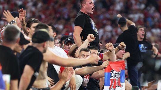 Serbisch Fußballfans