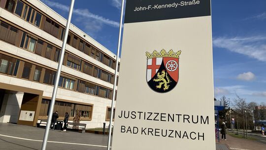 Ein 73-jähriger Mann aus der VG Simmern-Rheinböllen muss sich wegen des Drogenbesitzes vor dem Landgericht Bad Kreuznach verantw