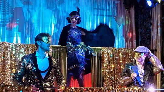 Das Theater am Ehrenbreitstein bringt „Der große Gatsby“ auf die Bühne. In dem Stück treffen Gatsby (Michael Schneider; von link
