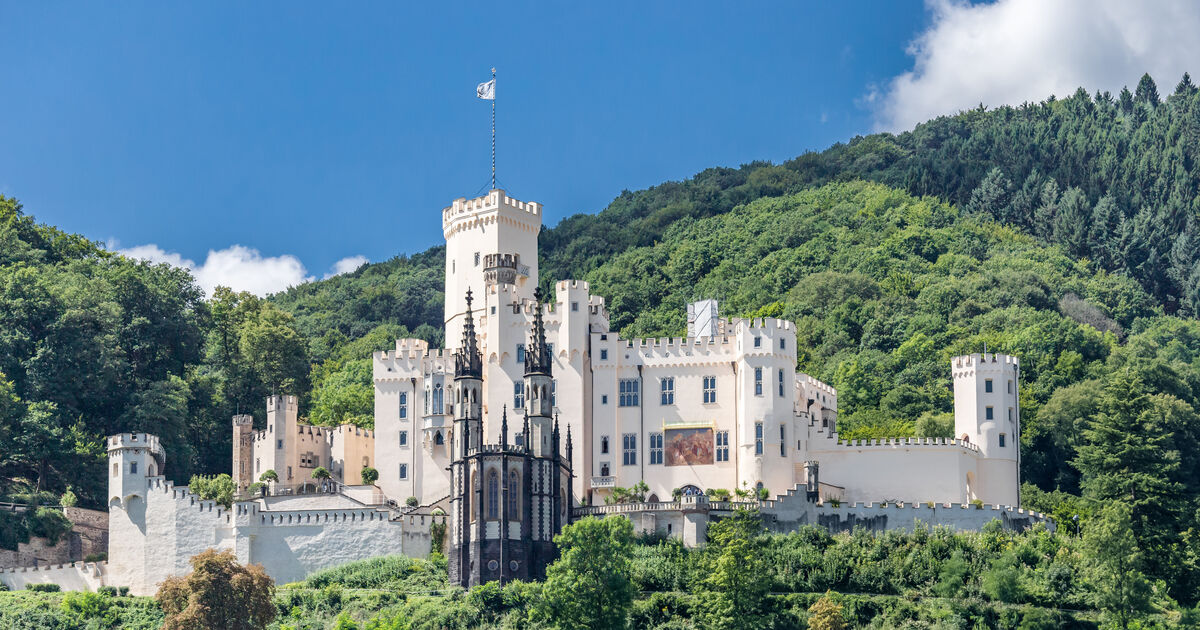 Mit Blick auf den Rhein: Schloss Stolzenfels: Café und Besucherzentrum ...