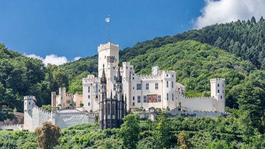 Hoch über dem Rhein erhebt sich Schloss Stolzenfels – ein Meisterwerk der Rheinromantik, das mittelalterliche Substanz und preuß