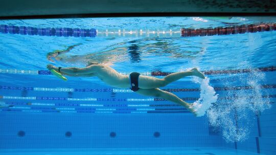Mit einem neuen Schwimmbad soll der Schwimmunterricht zurück in die Grafschaft kommen. (Symbolbild)