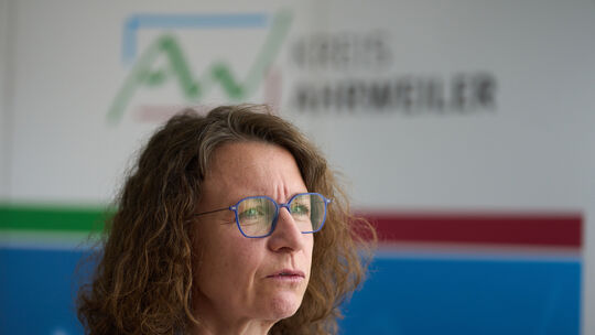 Landrätin Cornelia Weigand beschreitet verschiedene Wege, um bei der Finanzierung der geplanten Rückhaltebecken im Ahrtal Fortsc