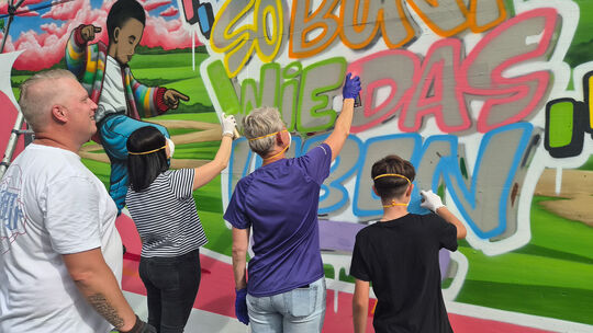 In rund 40 Stunden Arbeit realisierte der Künstler Daniel Schmitz das großflächige Graffiti mit dem Titel „So bunt wie das Leben