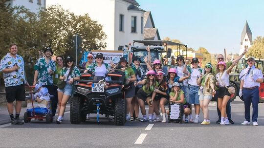 Mit viel guter Laune zogen die Teilnehmer beim Kirmesumzug durch den Ort.